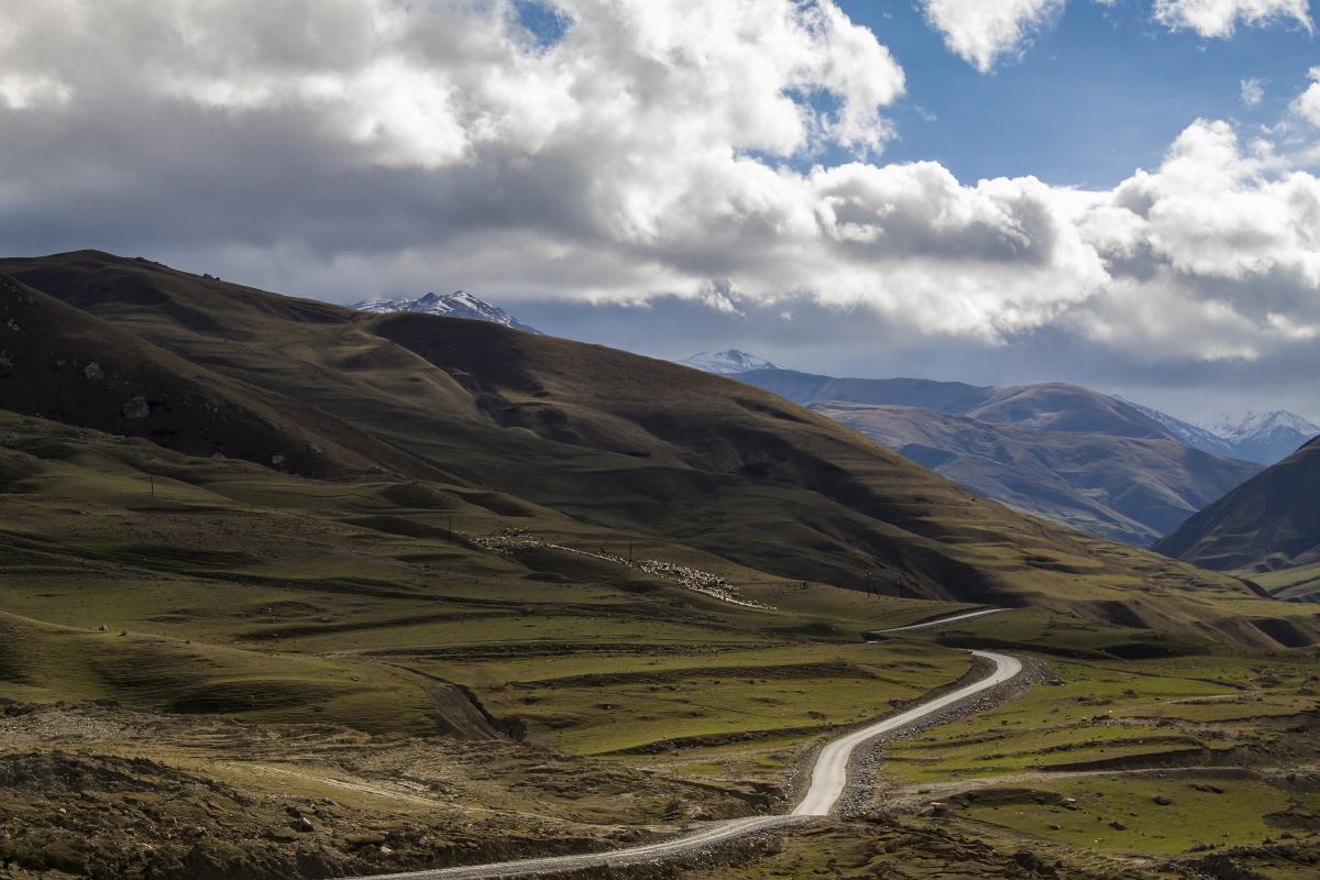 Auf der Straße mit Wolken