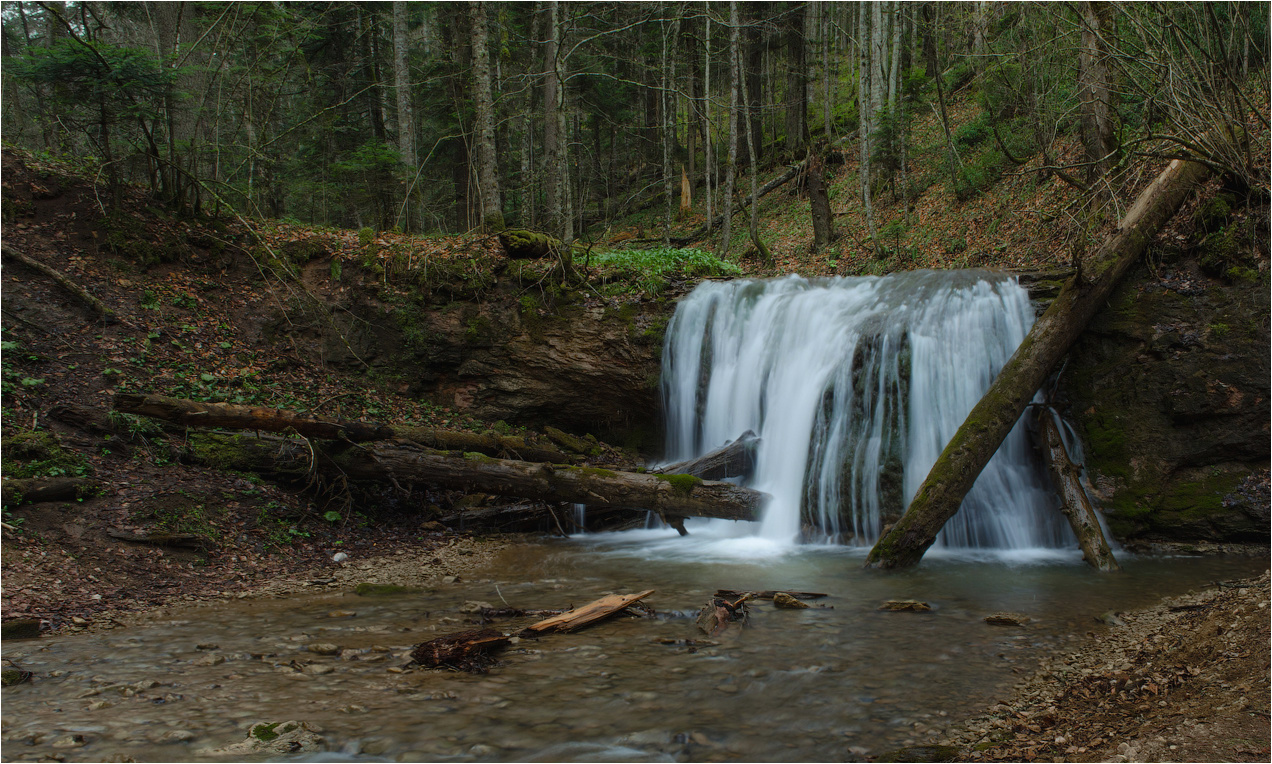 Frühling Wasserfall im Wald