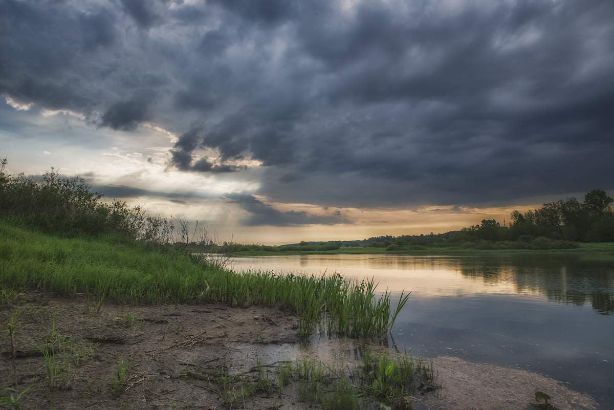 Bewölkten Morgen am Dnjepr.
