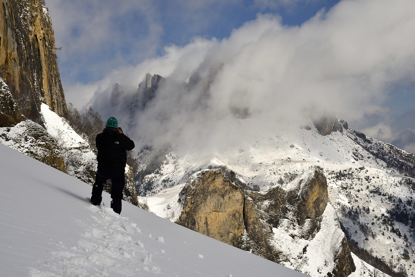 Unter einem Schleier der Wolken