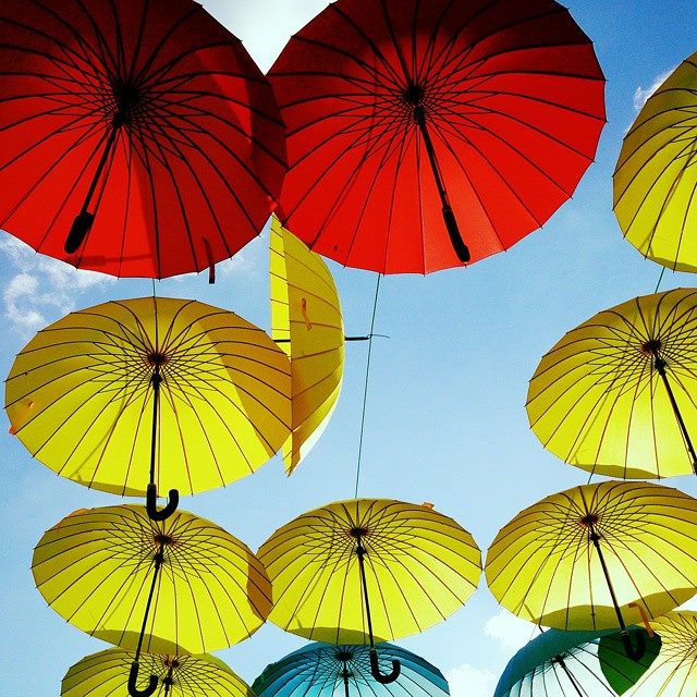 unter Sonnenschirmen