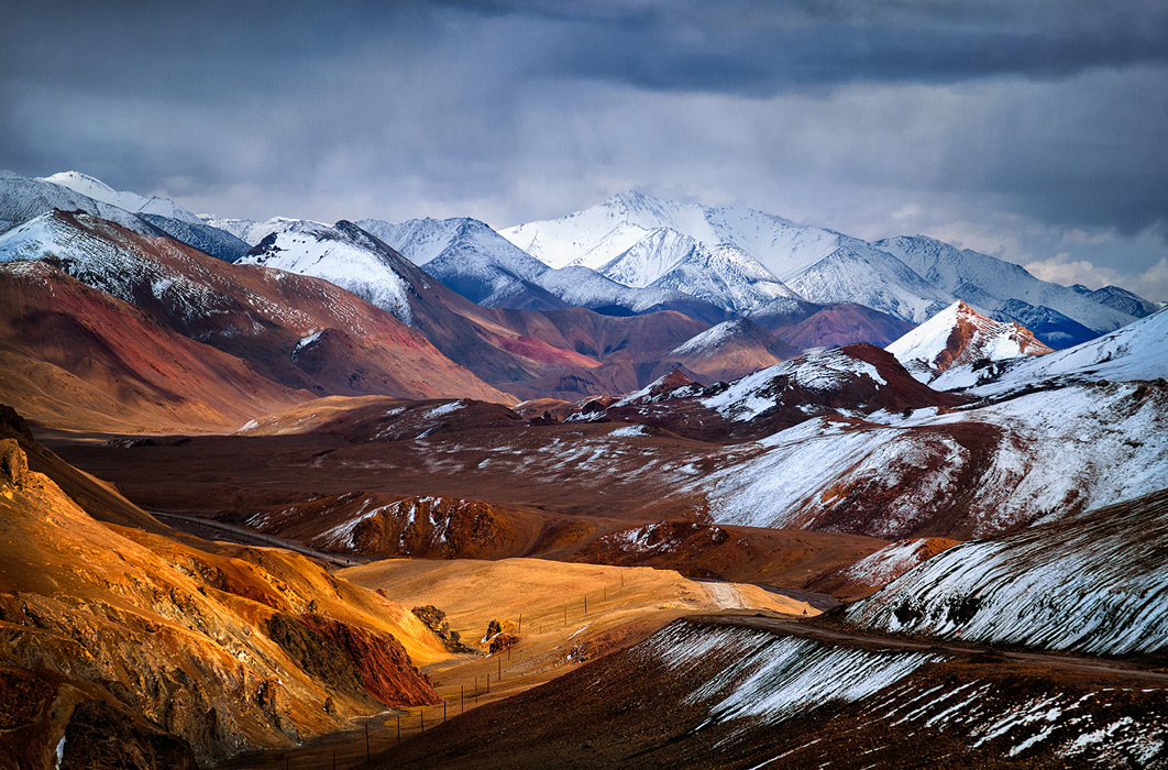 Weiß oder grau Pamir. Der Blick von der Pass Akbaital