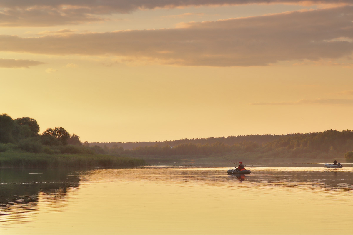 Auf einem Angelausflug in gold Sonnenuntergang