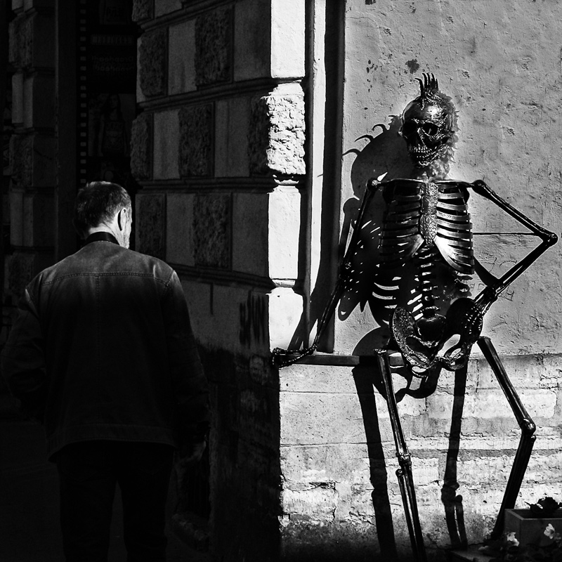 Frau wartet auf den perfekten Mann ..