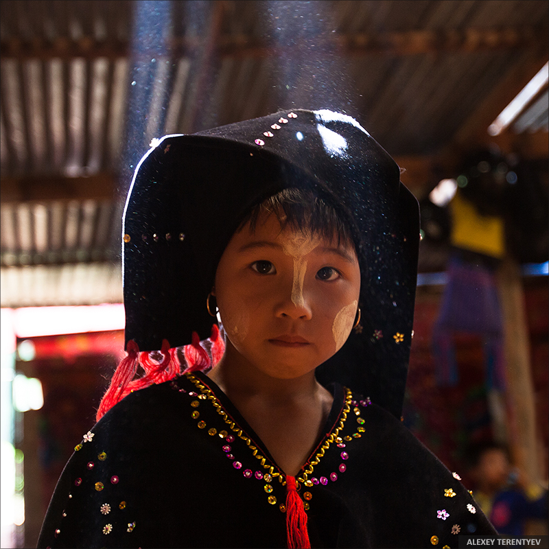 Porträt eines Mädchens in Tracht ...