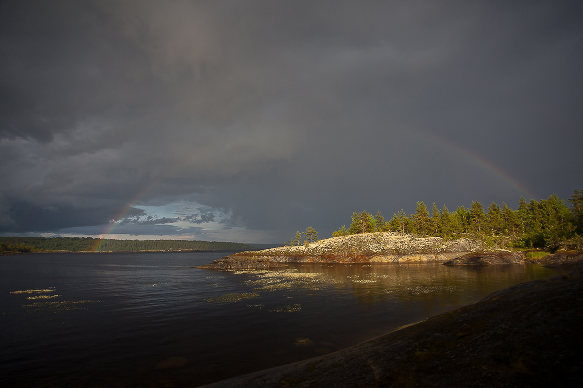 Regenbogen über dem Ladogasee.