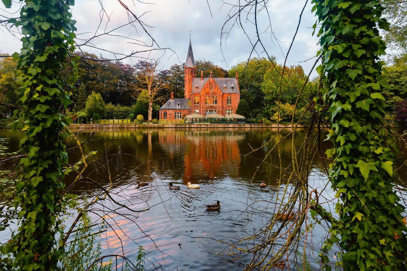 Sunset Flammen in den Fenstern einer alten Burg in Brügge