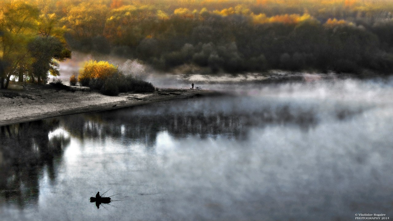 Nebel über dem Fluss und den ersten Anfängen der Farbe