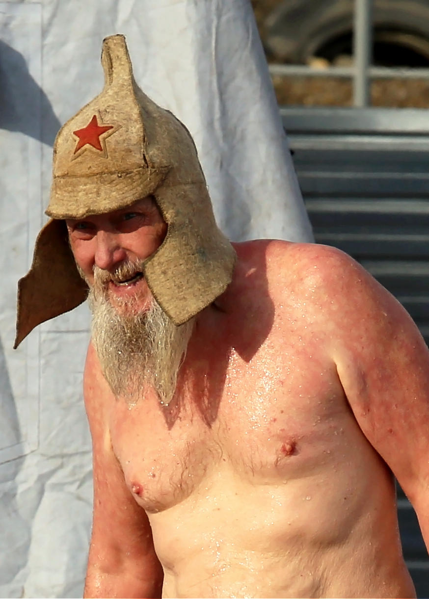 ... Und Kommissare in staubigen Helmen ...