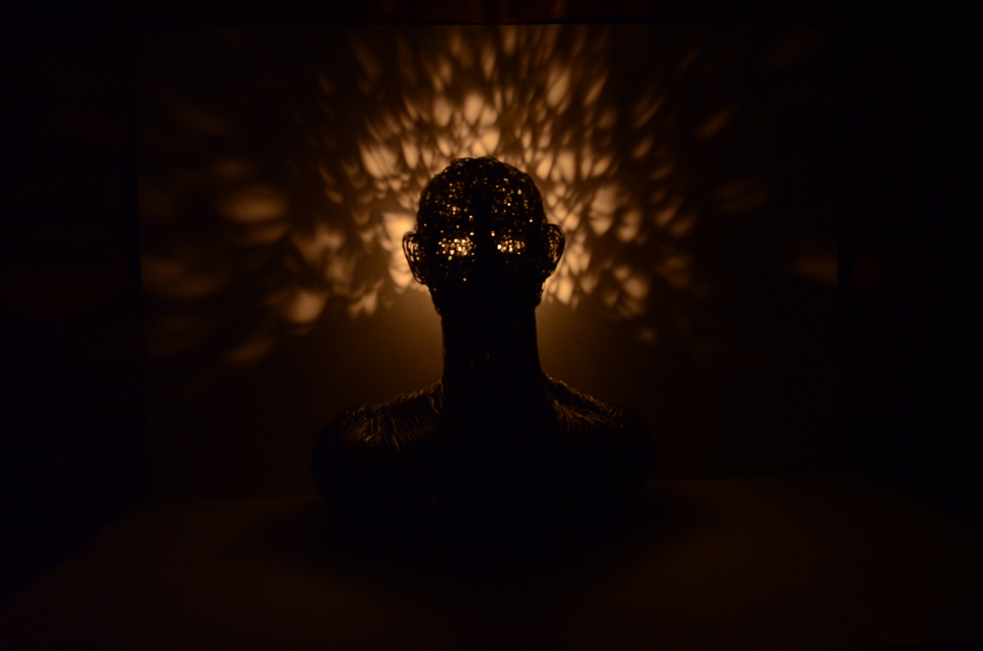 Pirret - in einem dunklen Raum.