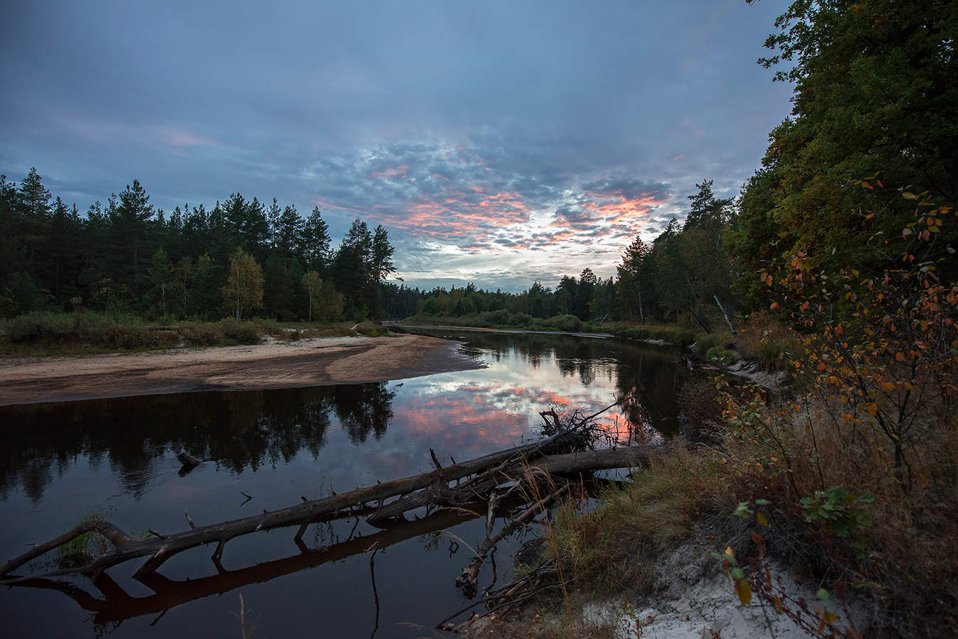 Dämmerung auf dem Fluss.