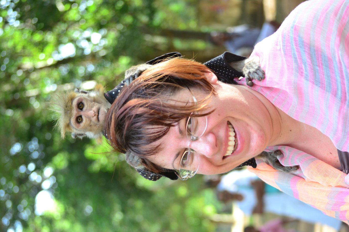 Sri Lanka. Der Affe saß auf den Schultern meiner Tochter ...