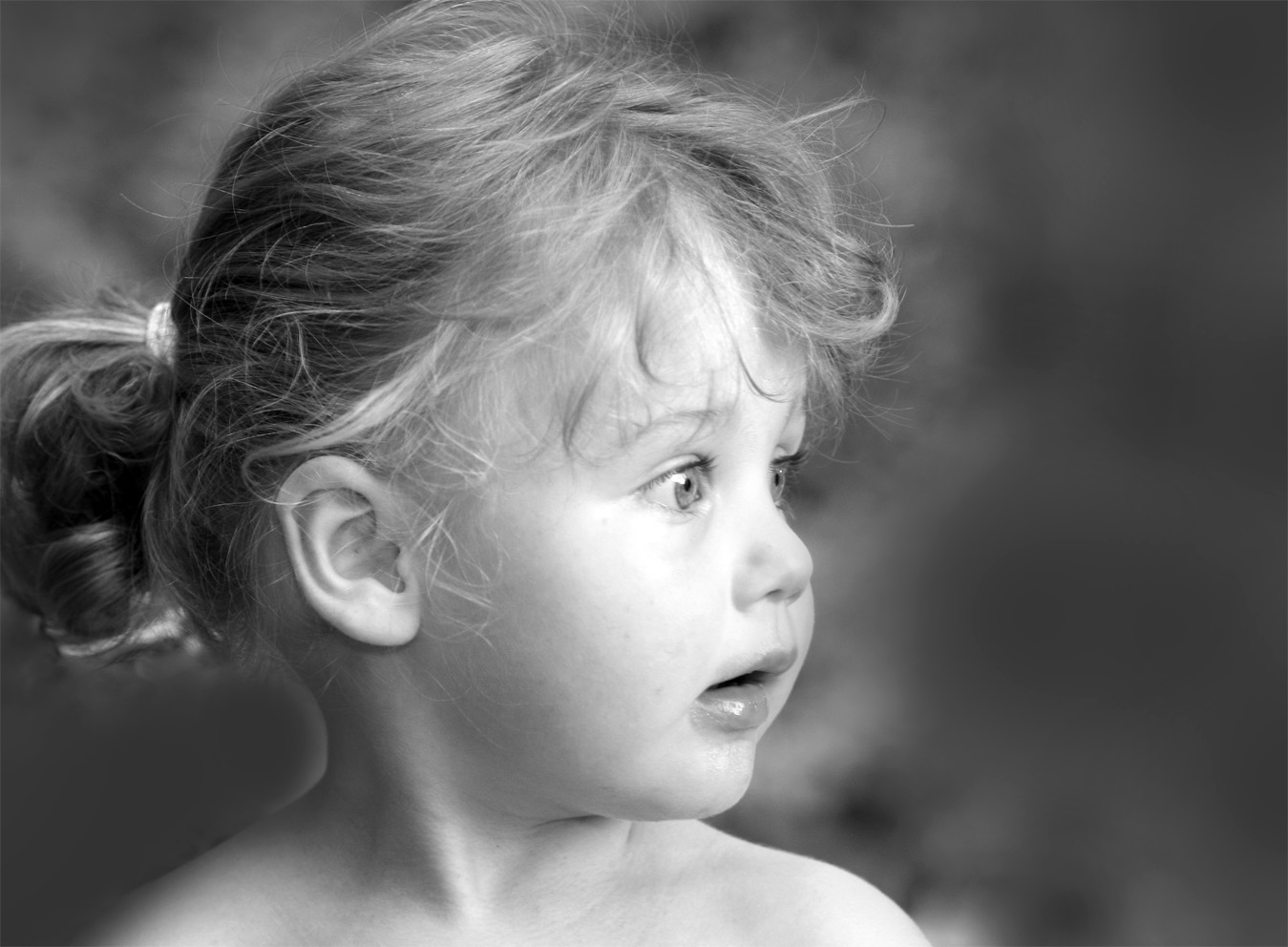 Mit weit aufgerissenen Augen