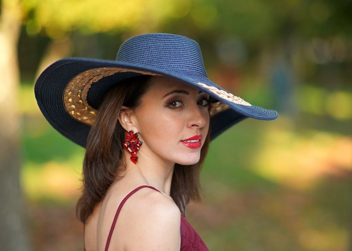 Das Mädchen in einem Hut