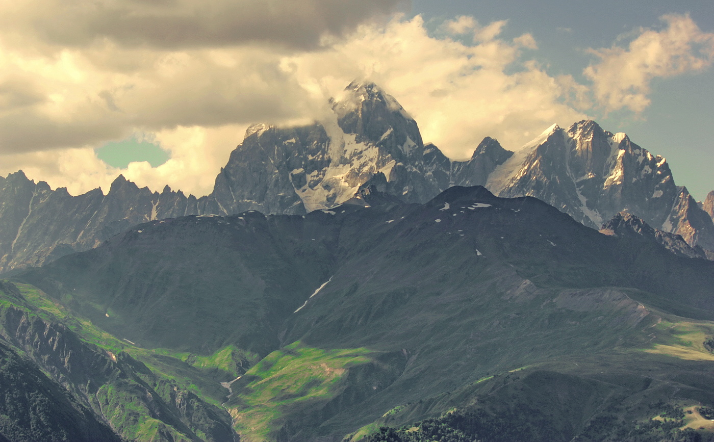 Ushba in Wolken offenen Armen