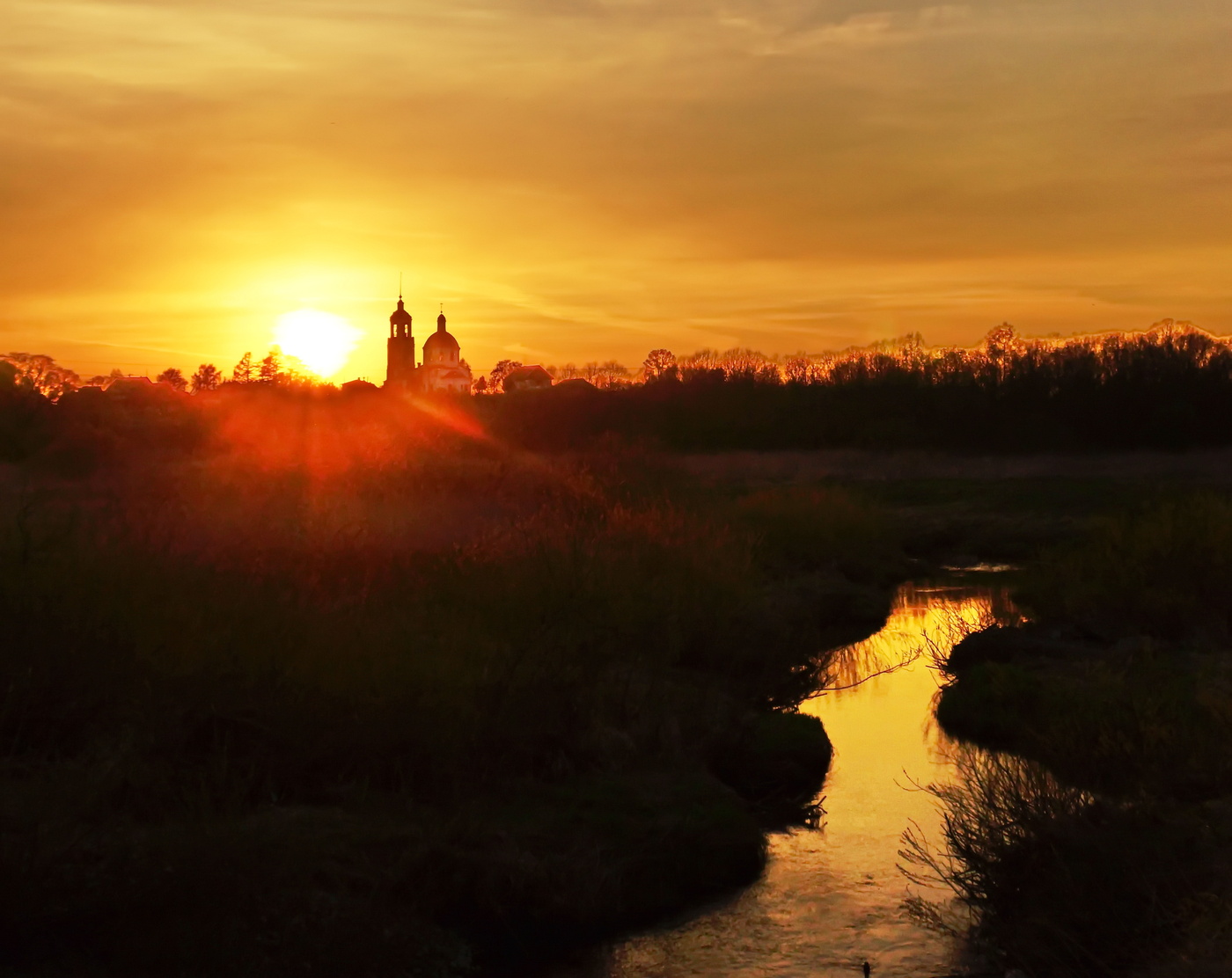 Sonnenuntergang im Dorf von Red