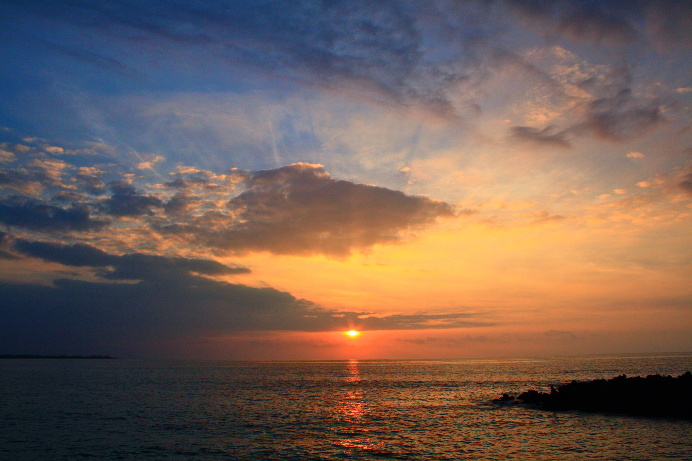 Die Strahlen der untergehenden Sonne