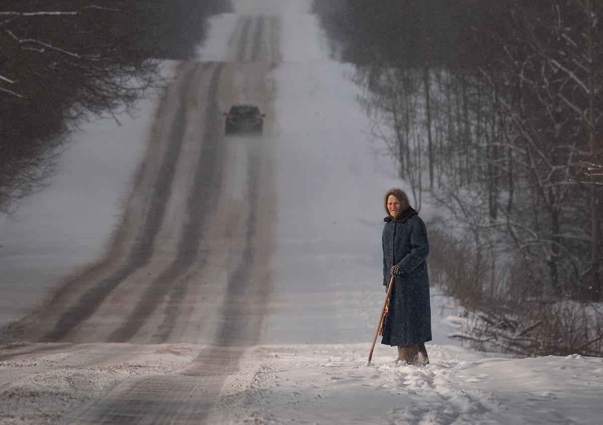 An der Kante des Wegs