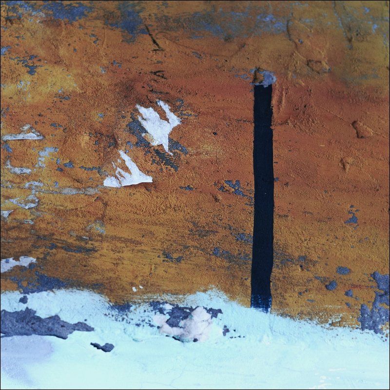 Einsame Leuchtturm und zwei Möwen im Meer