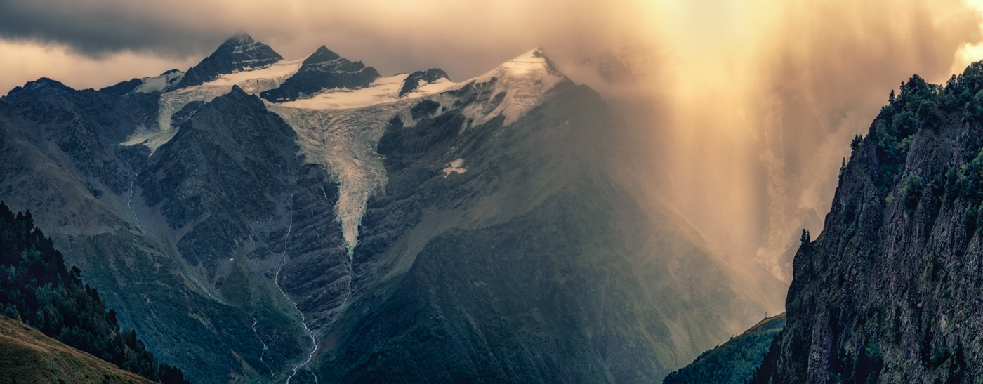 Über die Berge, Gletscher und Wasserfälle des Lichts ...
