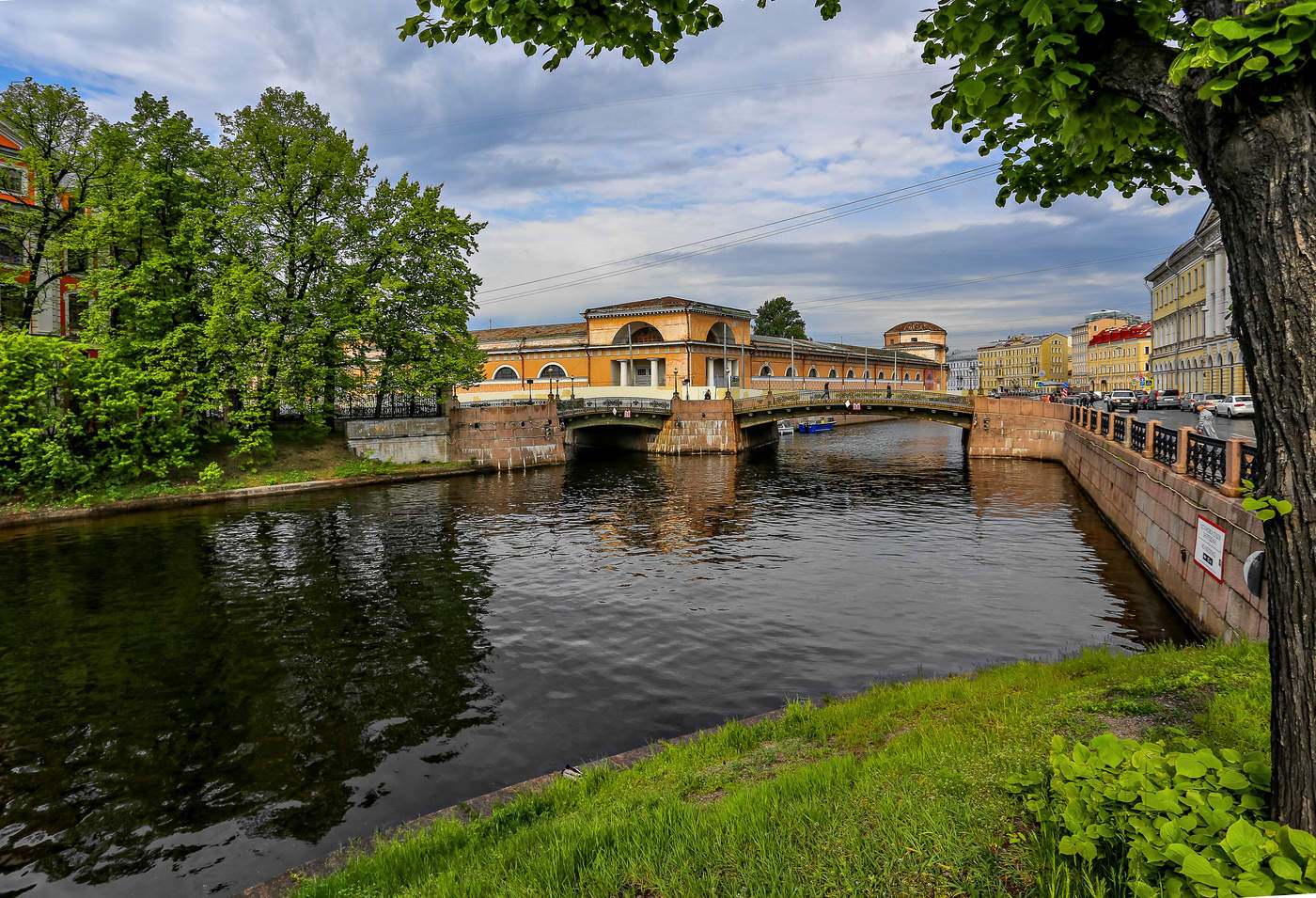 Kanäle und Brücken.