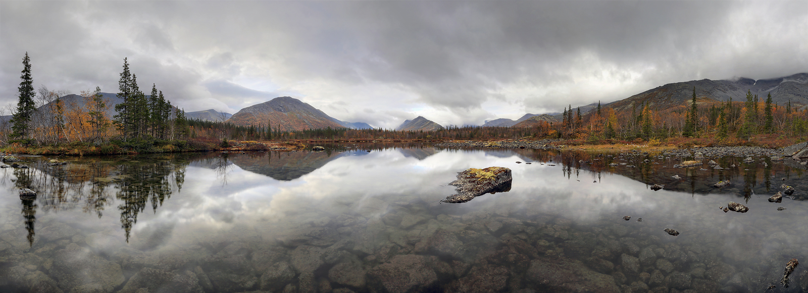 Düsterer Morgen auf dem See Polygon ...