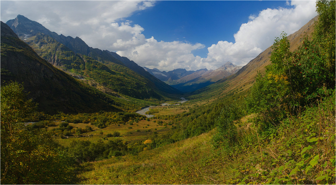 Valley River Dombai-Ulgen auf einem hellen Tag im Herbst
