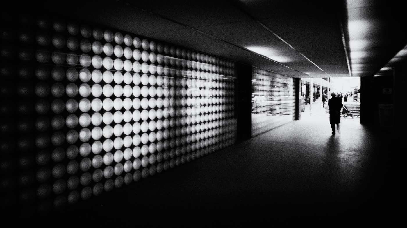 Aus der Dunkelheit kommen, kommen ans Licht.