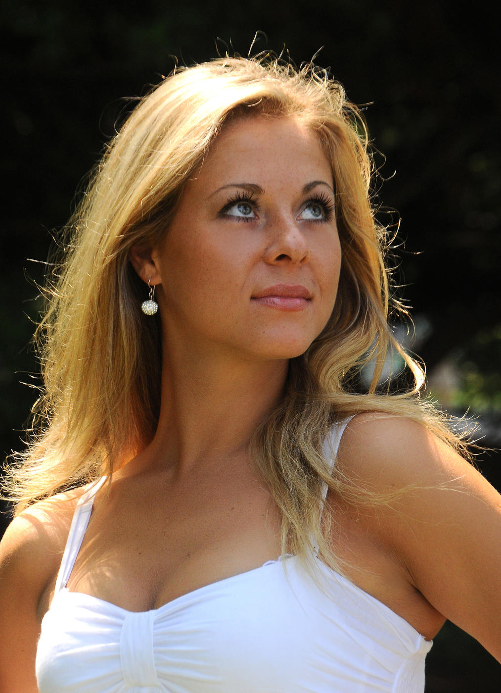 Modell mit Sommersprossen