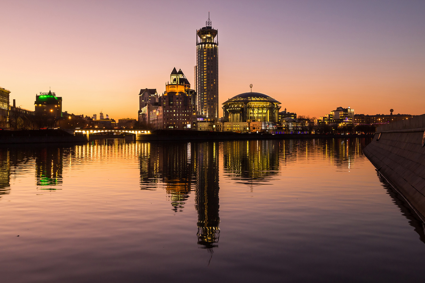 Roten Hügeln bei Sonnenuntergang