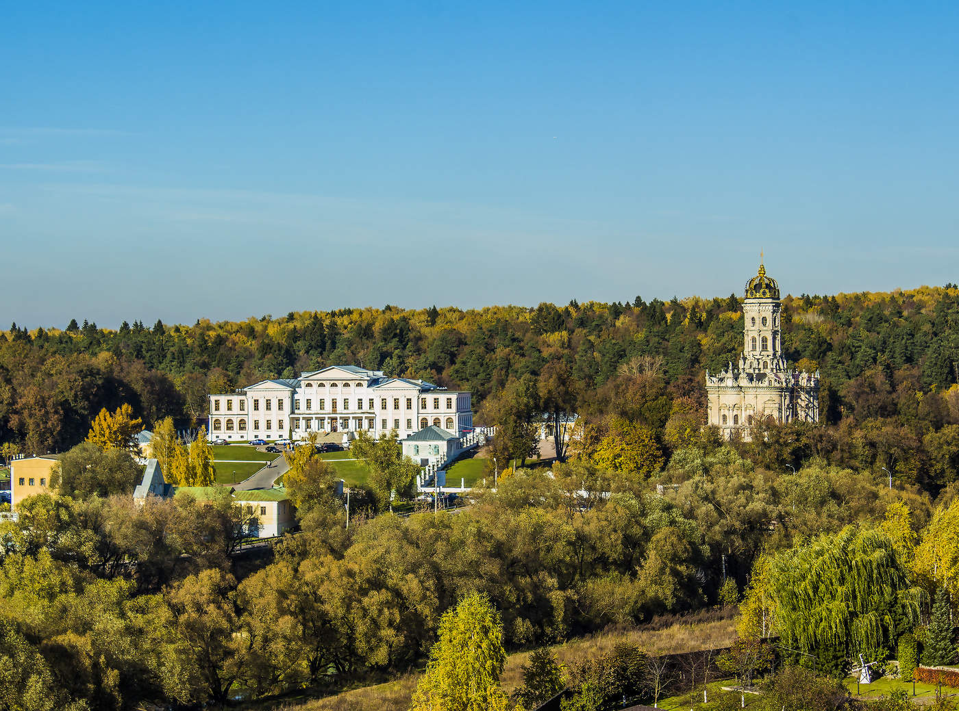 Die Kirche der Heiligen Jungfrau in Dubrovitsy.