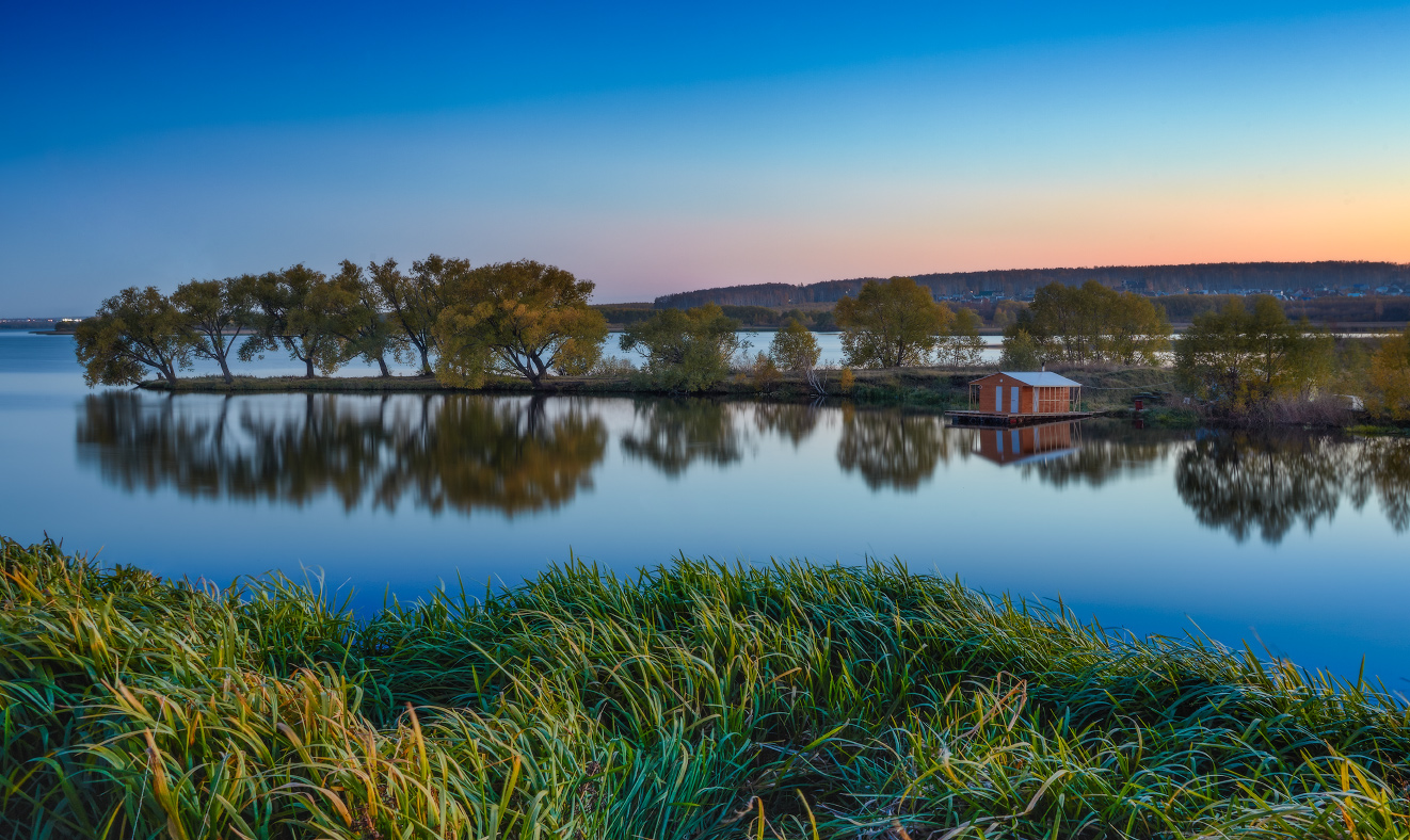 Herbstlandschaft mit orange Badehaus
