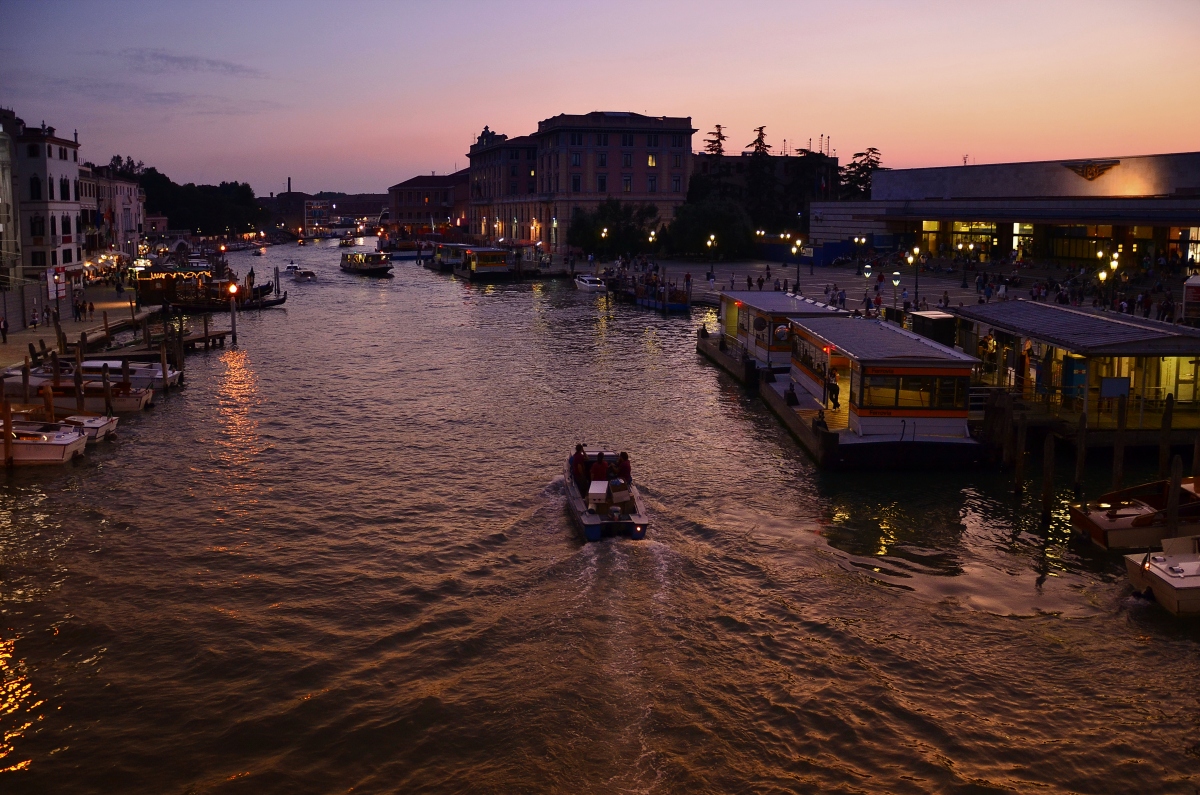 Gehen Sie am Abend des Venice
