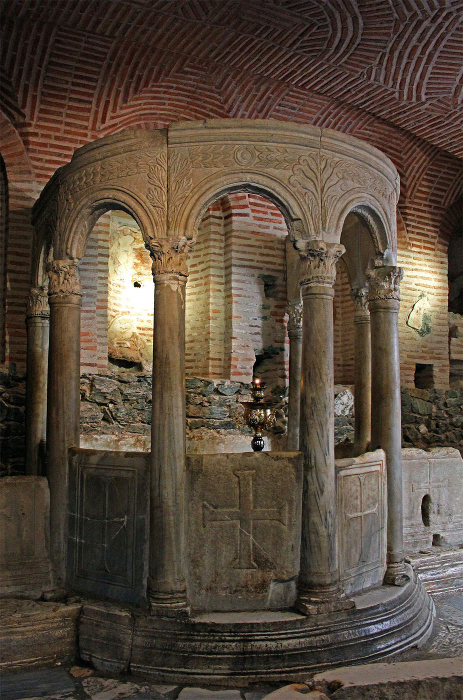 Die Krypta der Basilika von St. Demetrios.