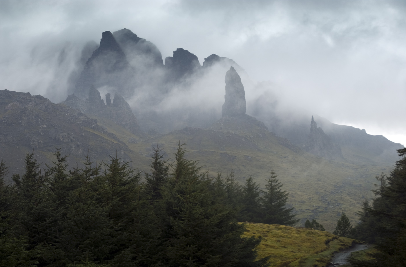 Die Old Man of Storr bei schlechtem Wetter