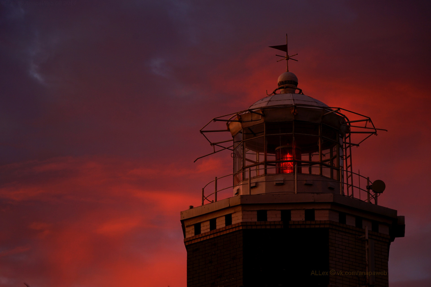 Leuchtturm nach Sonnenuntergang