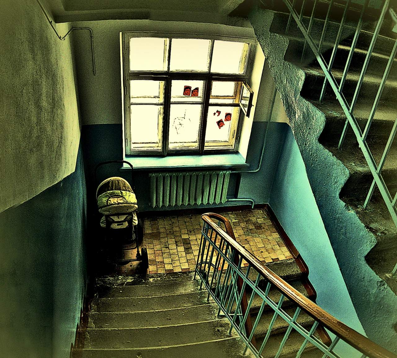 Ein weiterer sonniger Tag. Alien Eingang. März.