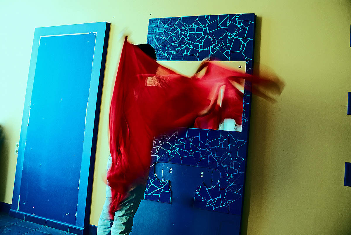 der Spiegel. mit einem rosa Schal.