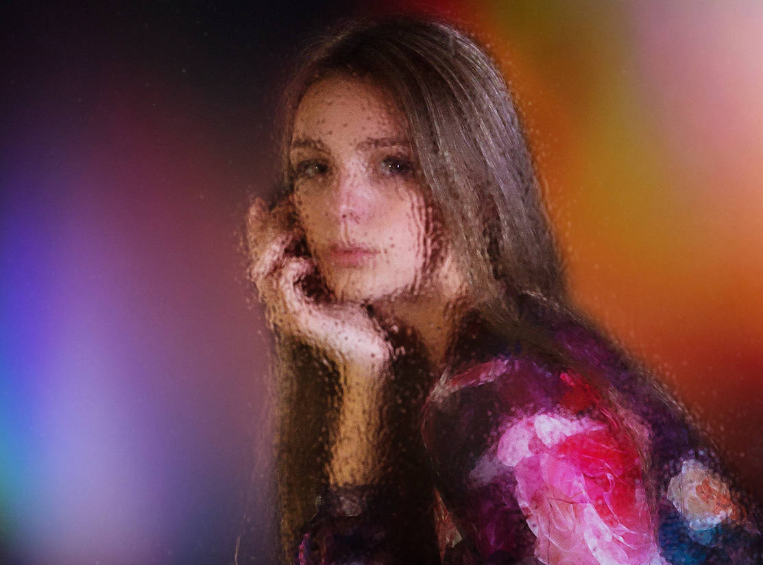 Das Mädchen hinter dem Glas.