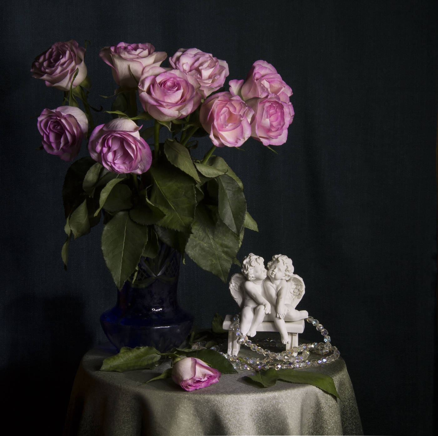 Blumen und Statuette