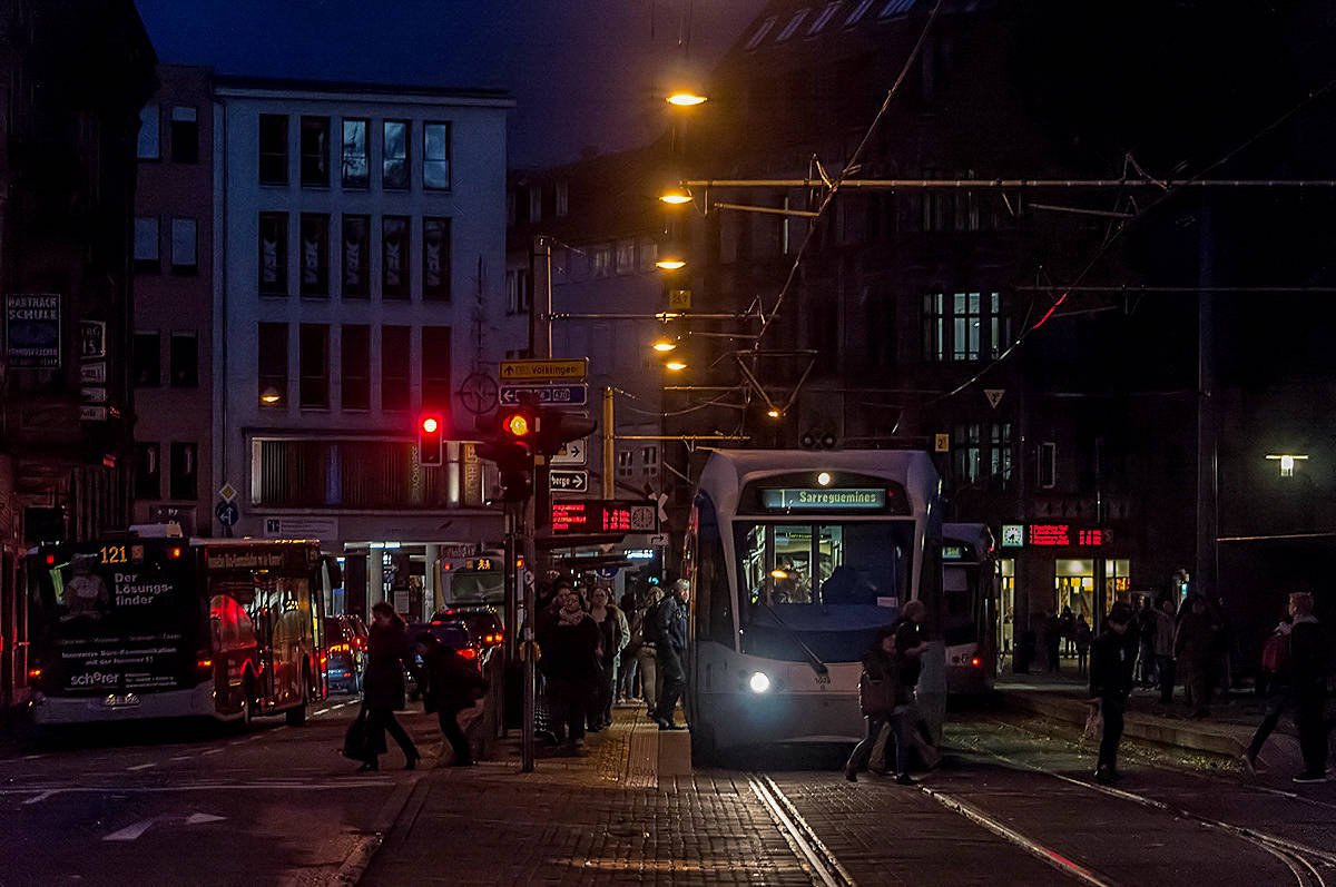 Einen Moment das Stadtleben, den frühen Morgen.