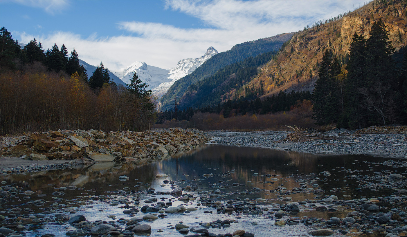 Spätherbst auf dem Fluss Teberda