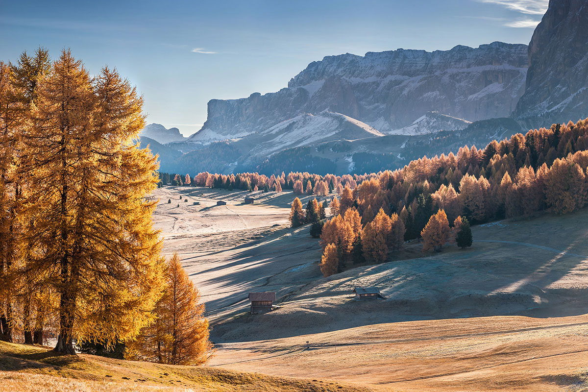 Ein klarer Morgen in den Alpen