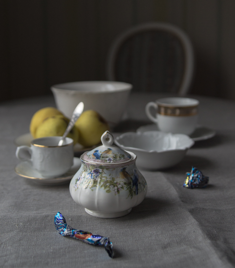 Stilleben mit weißen Geschirr