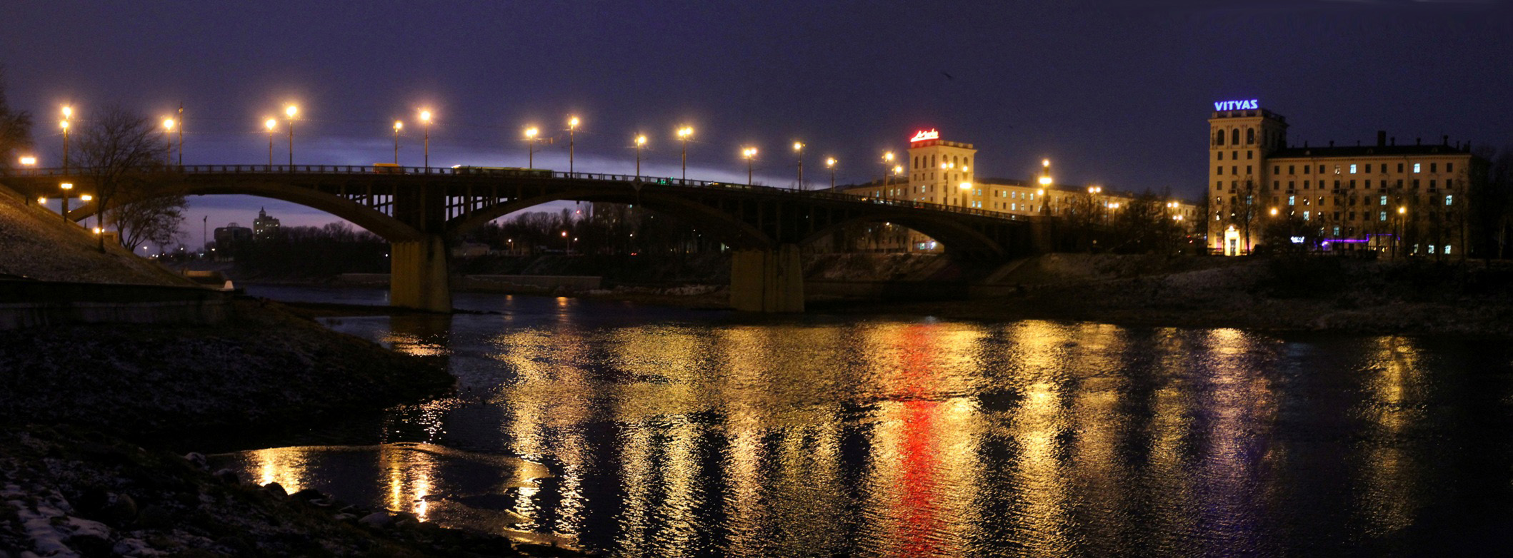 Am Abend am Ufer der Düna