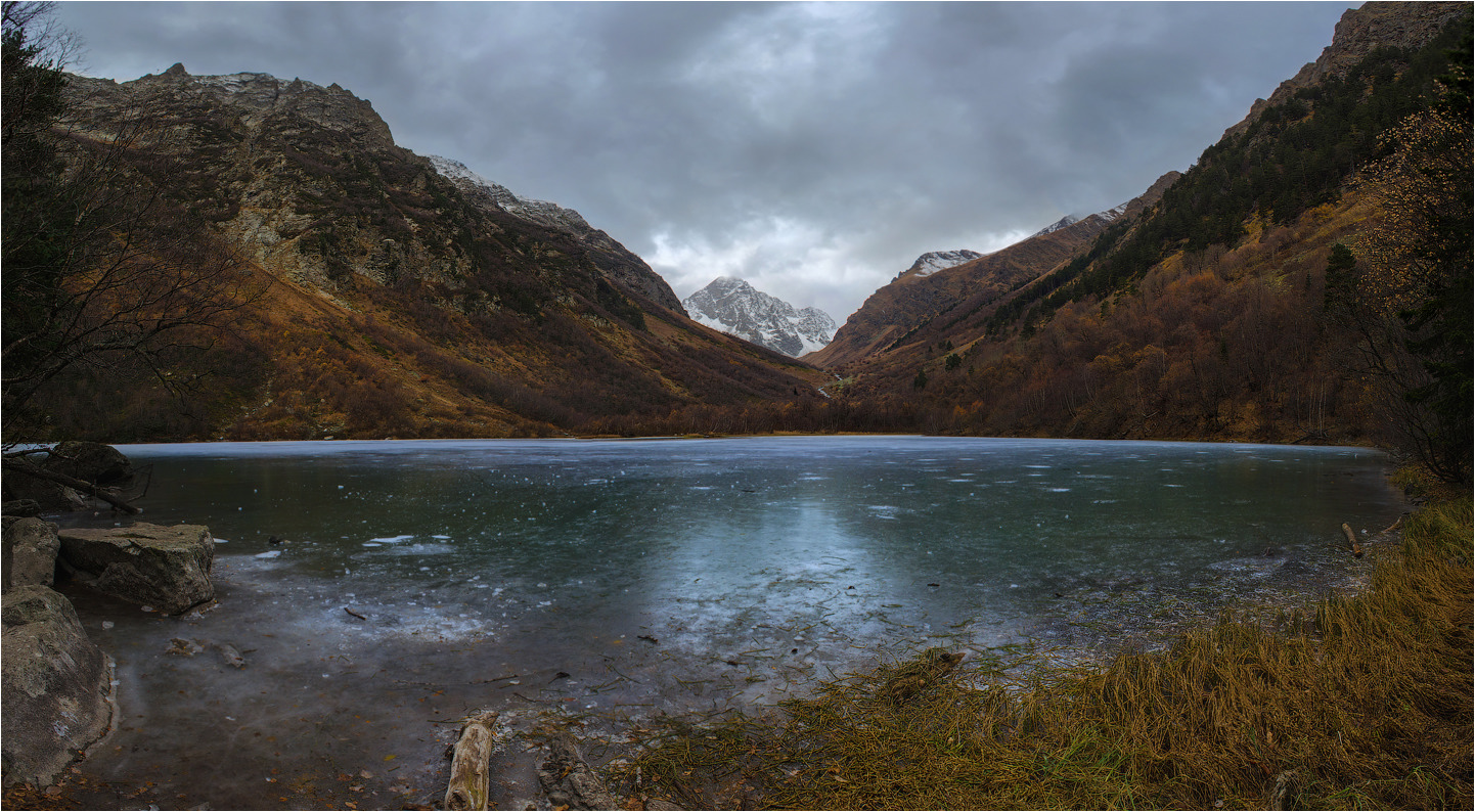 Die Berge in den Spiegel schauen Eis