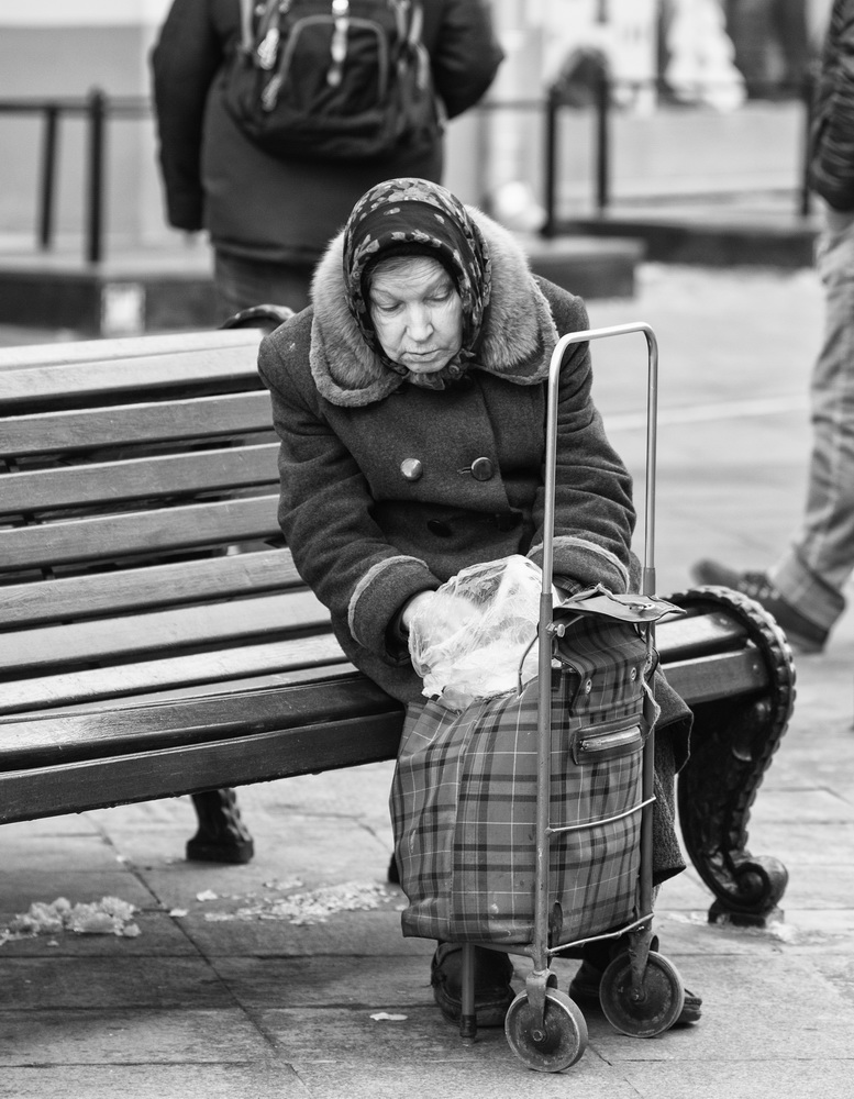 Mit einer Tasche auf Rädern