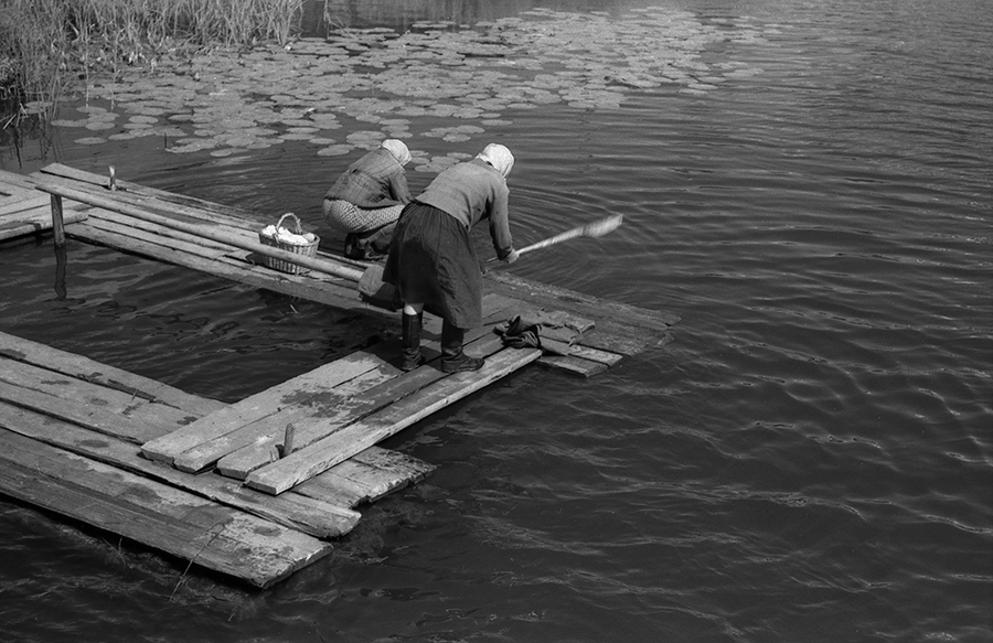 Unter den Mauern des Klosters, am Ufer des White Lake ...