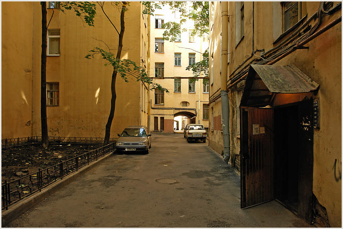 Schweigend durch den Innenhof