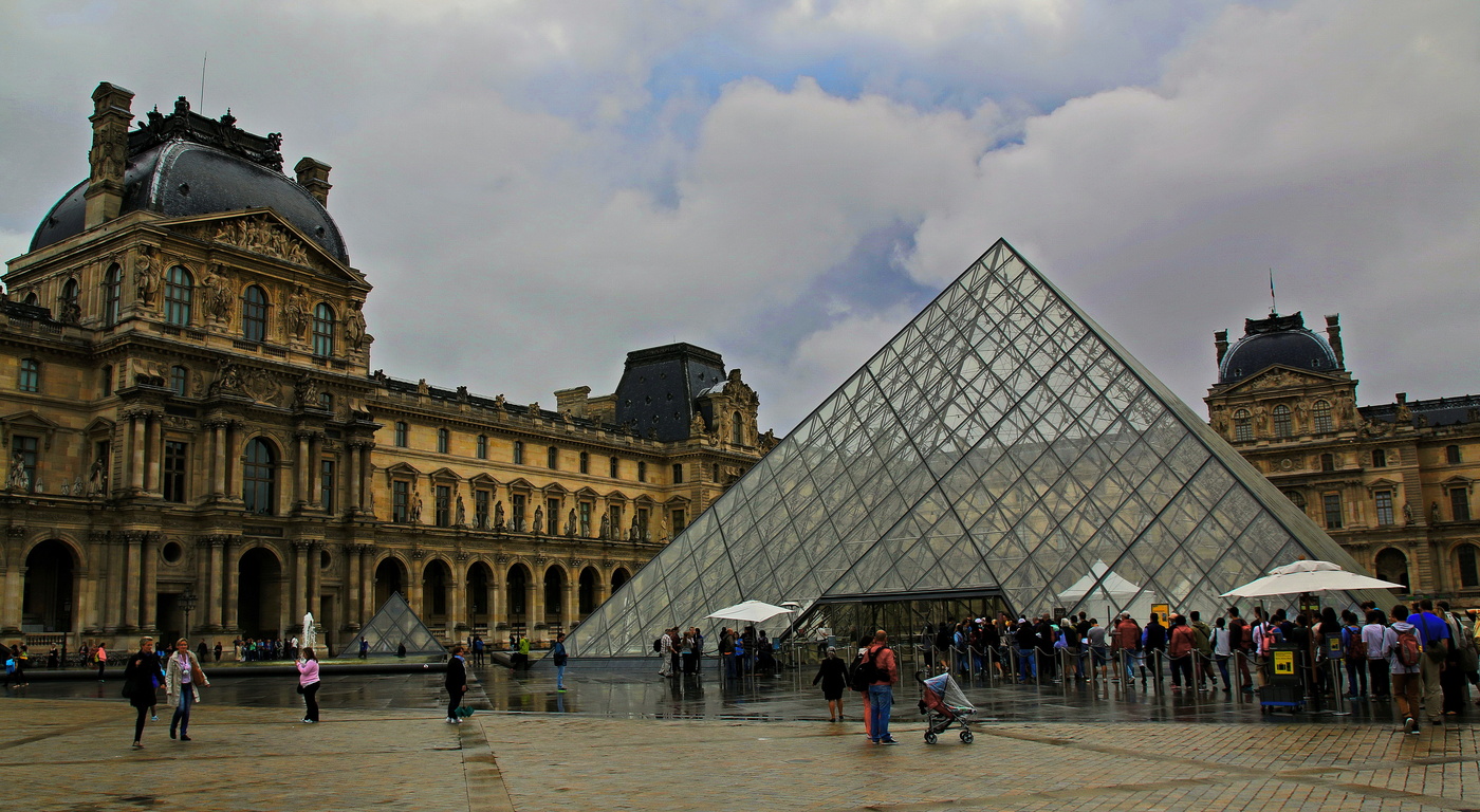 Die Glaspyramide des Louvre.